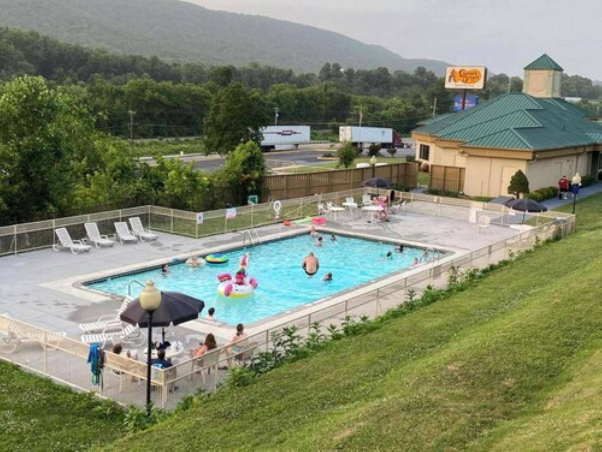 Oyo Hotel Harriman Near I-40 Екстер'єр фото